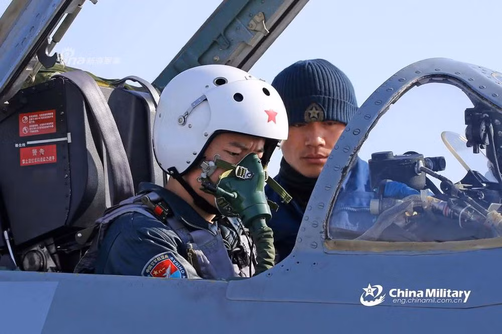 Các giáo viên hướng dẫn chuyến bay sẽ ngay lập tức cầm lấy cần lái, khi các học viên phi công gặp sự cố như máy bay thất tốc, tước đi cơ hội tự giải quyết vấn đề của học viên. Ngay cả một bài học nhằm nâng cao sự an toàn của các học viên phi công cũng bị bỏ, vì lo sợ tính rủi ro.