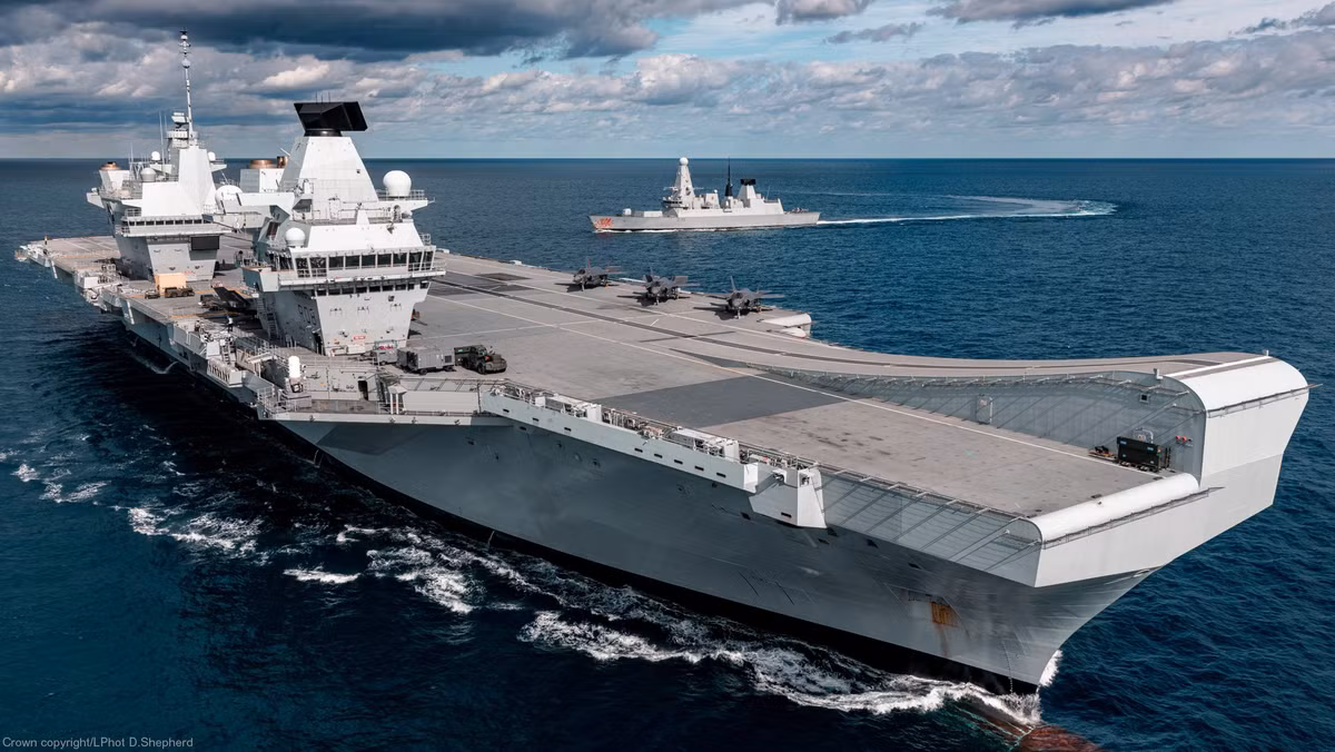 Trong khi đó, Anh có hai tàu sân bay lớp Queen Elizabeth lớn hơn, nhưng cả hai đều chưa hoàn thiện về năng lực chiến đấu. Để giảm chi phí, tàu sân bay của Anh cũng triển khai tiêm kích cất, hạ cánh thẳng đứng F-35B; tuy nhiên khả năng tác chiến của F-35B, kém xa so với tiêm kích hạm F-35C.