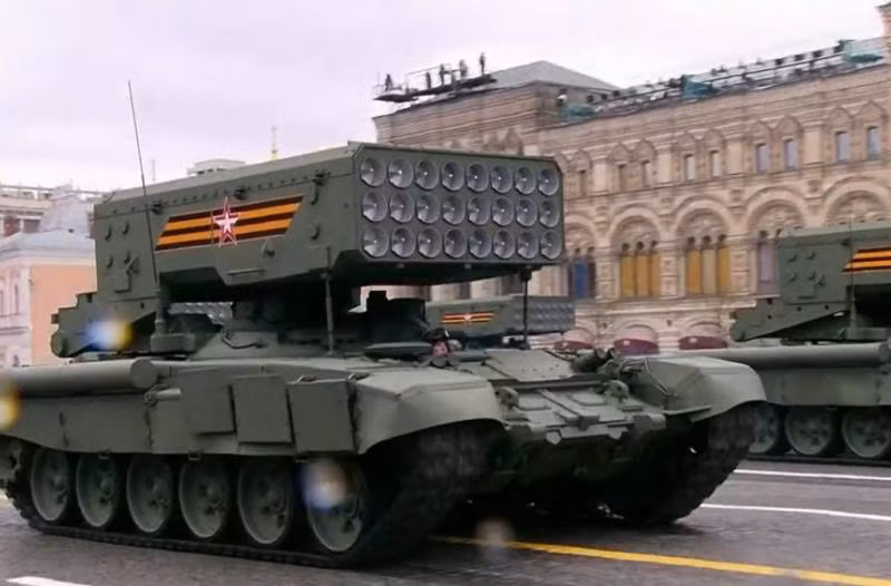 Hệ thống pháo bắn đạn nhiệt áp hạng nặng TOS-1A, có khả năng gây sát thương chỉ sau vũ khí phi hạt nhân, cũng lần lượt diễu hành qua Quảng trường Đỏ.
