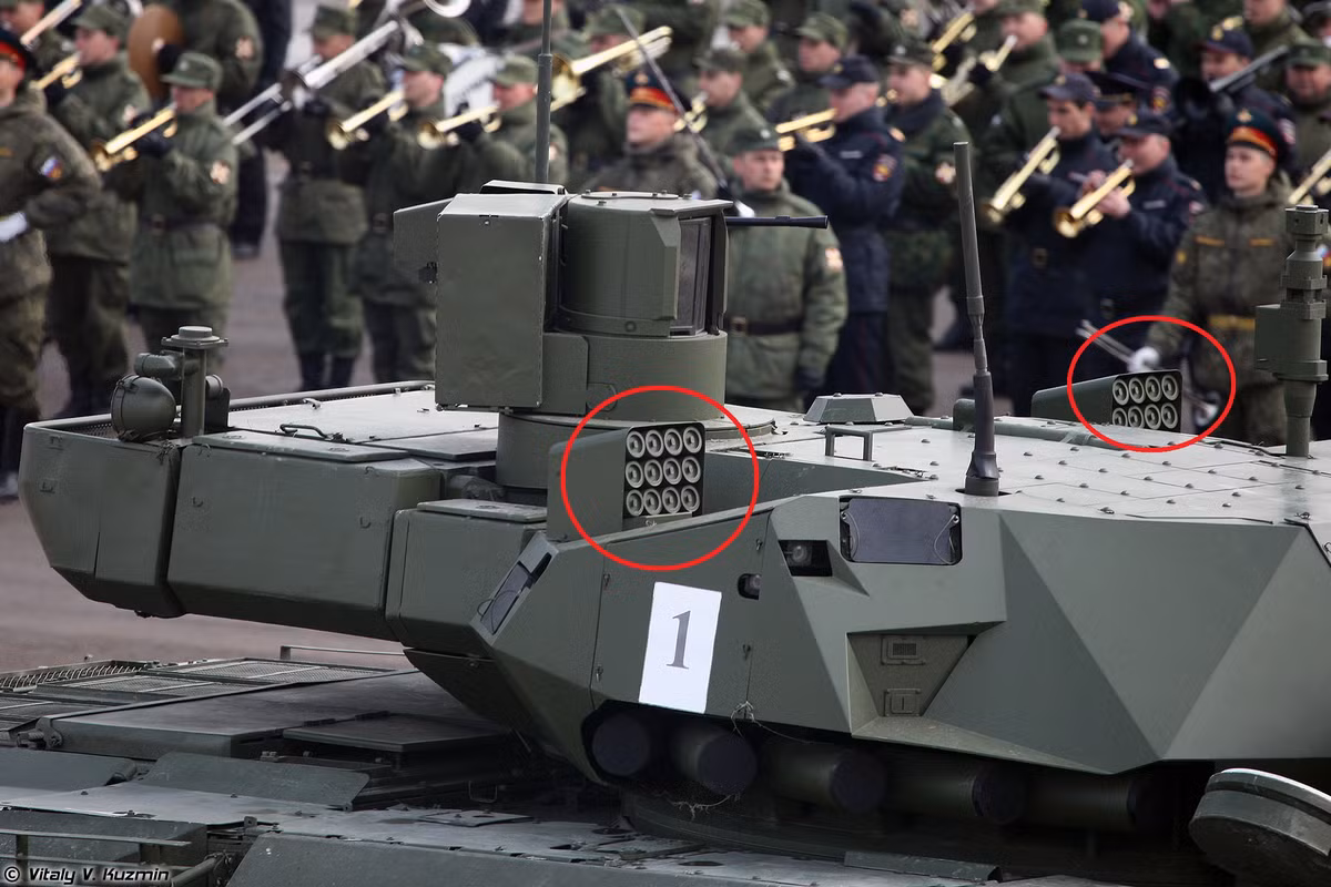 Hệ thống phòng thủ mềm đơn giản nhất của T-14 Armata là các ống phóng lựu đạn khói, không chỉ giúp ngụy trang xe tăng, mà còn che dấu bộc lộ tia hồng ngoại của xe, chặn các tia laser và radar đang chiếu xạ vào mục tiêu.