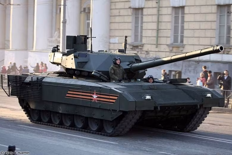 Còn xe tăng T-14 Armata của Nga, là chiếc xe tăng thế hệ 4 đầu tiên, xuất hiện lần đầu năm 2015. T-14 có các tính năng phòng thủ vượt trội hơn nhiều so với các phiên bản tiền nhiệm, bằng cả lớp giáp chính của xe, lớp giáp ERA và các hệ thống bảo vệ chủ động.