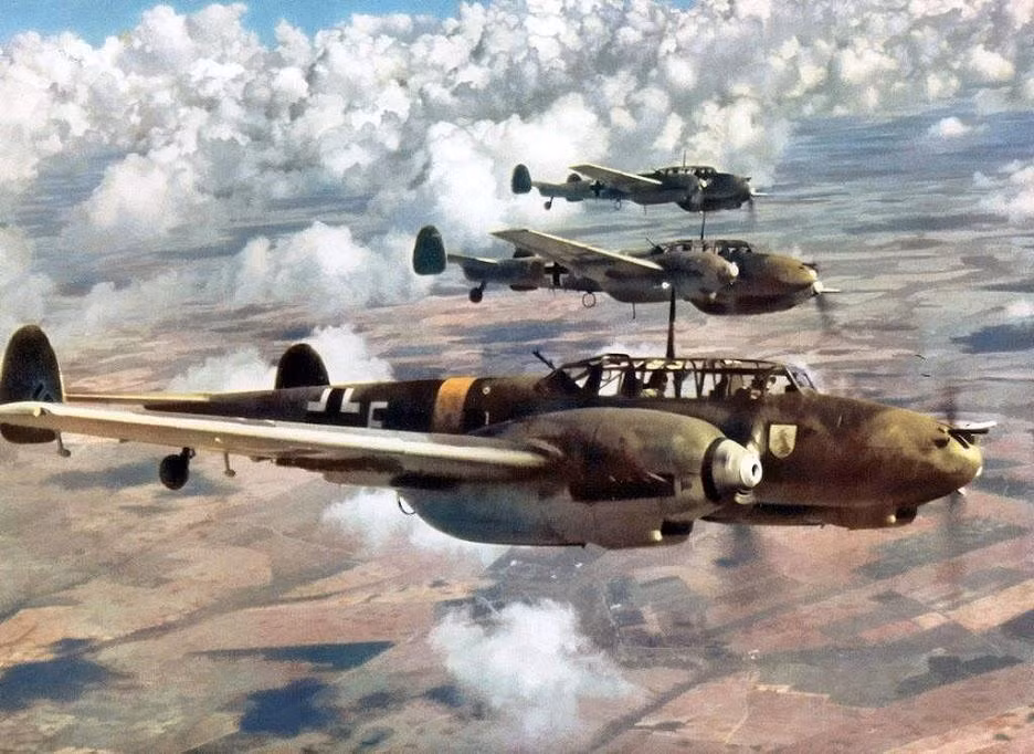 Sáng ngày 1/8/1943, sau 3 tuần chuẩn bị 178 máy bay ném bom B-24 đã xuất kích. Lực lượng ném bom được chia thành 5 nhóm, xuất phát từ sân bay Bengazi, tại Libya châu Phi.