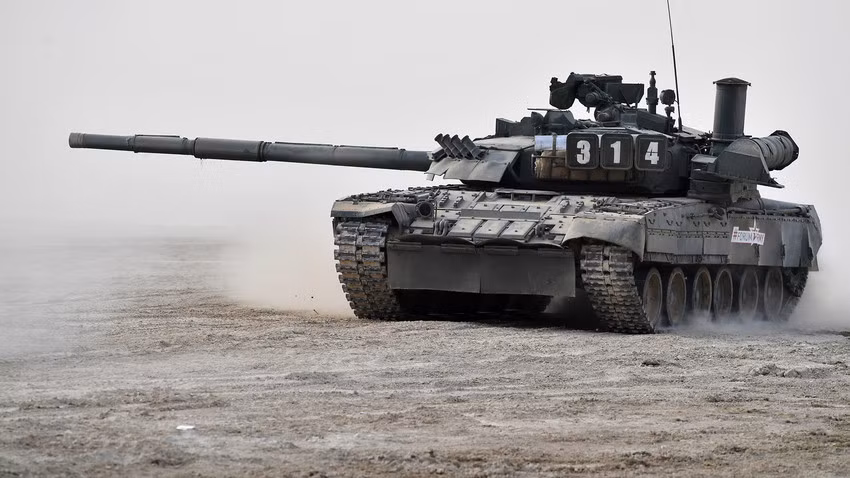 Trong khi Nga từ bỏ việc sản xuất xe tăng chủ lực T-80 vào năm 1992, để chuyển sang sử dụng T-72; xe tăng T-72 được nhiều người cho là hiệu quả hơn nhiều về chi phí sản xuất và sử dụng. Trong khi đó, Ukraine vẫn tiếp tục cung cấp T-80 để xuất khẩu và hiện đại hóa thiết kế.