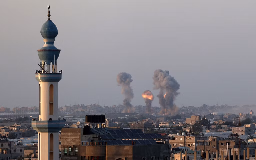 Lực lượng Phòng vệ Israel tuyên bố rằng, hơn 500 mục tiêu tại dải Gaza đã bị tấn công kể từ khi chiến dịch "Người bảo vệ Bức tường" bắt đầu; hàng chục thành viên Hamas đã bị tiêu diệt.