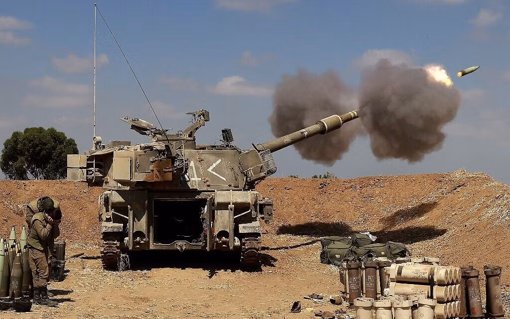 Trong khi đó, cuộc giao tranh giữa Lực lượng Phòng vệ Israel (IDF) và Hamas tại dải Gaza vẫn tiếp tục. Theo ước tính tính đến sáng ngày 12/5, đã có hơn 850 tên lửa được bắn vào vùng lãnh thổ Israel từ dải Gaza. Nhiều tên lửa trong số này là loại mới như SH85 và A120 Al-Attar.