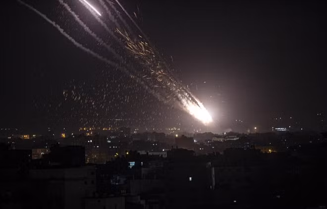 Vào ngày 13/5, IDF cho biết, họ đã không kích vào trung tâm tình báo Hamas, tiêu diệt hàng chục đặc nhiệm Hamas bên trong. IDF tiết lộ, địa điểm này đóng vai trò là trung tâm chỉ huy chính cho mạng lưới tình báo của Hamas.