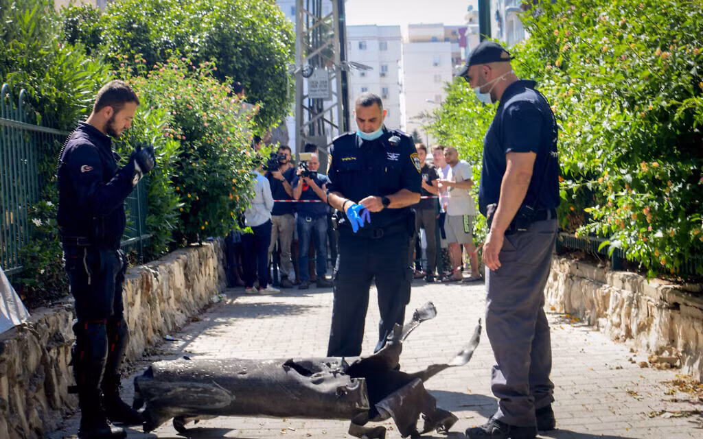 Một số tên lửa đã bắn trúng vào các tòa nhà và ô tô, giết chết 5 người Israel. Hai trong số những người thiệt mạng có Khalil Awad, 52 tuổi và con gái ông là Nadin 16 tuổi, cư dân Ả Rập-Israel, sống ở thị trấn gần Lod, khi bị tên lửa bắn trúng vào chiếc xe hơi.