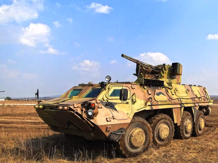 Thiết kế của BTR-4E được chia thành ba khoang với ghế lái và chỉ huy ở phía trước, động cơ và truyền động ở giữa và khoang chở quân ở phía sau. Xe có một kíp lái gồm 3 người và 7 lính bộ binh có thể được chở ở phía sau xe.