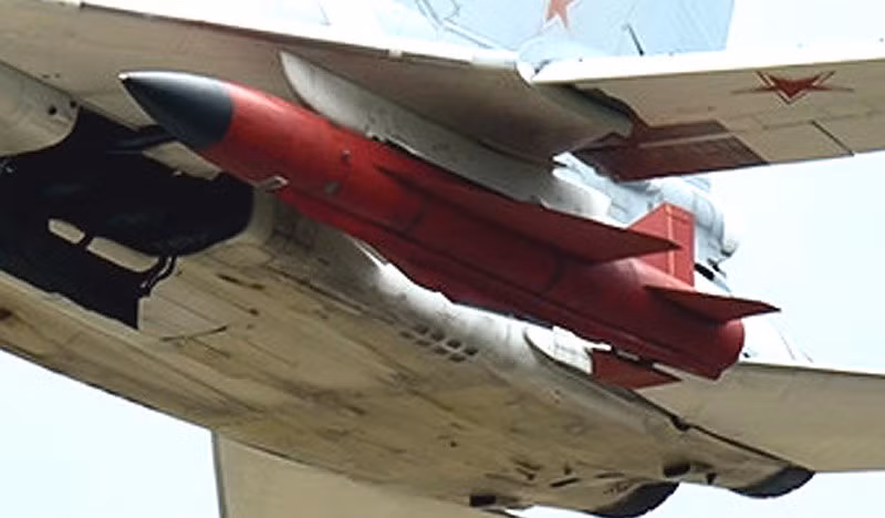Sát thủ tàu sân bay Kh-32 cũng sử dụng động cơ tiết kiệm nhiên liệu và mạnh hơn; tên lửa được dẫn đường giai đoạn đầu bằng phương pháp quán tính; giai đoạn cuối bằng radar tự dẫn kỹ thuật số của chính tên lửa. Kh-32 có khả năng chống nhiễu điện tử, tốt hơn nhiều so với tên lửa Kh-22.