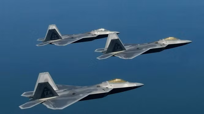 Theo các nhà phân tích, việc Không quân Mỹ triển khai đến 22 chiếc F-22 (trong trường hợp bình thường, số lượng F-22 được triển khai chỉ từ 6 đến 12 chiếc), có thể đây là một "tín hiệu răn đe mạnh mẽ", mà Mỹ gửi tới các "đối thủ tiềm tàng", trong đó bao gồm Trung Quốc và Nga.