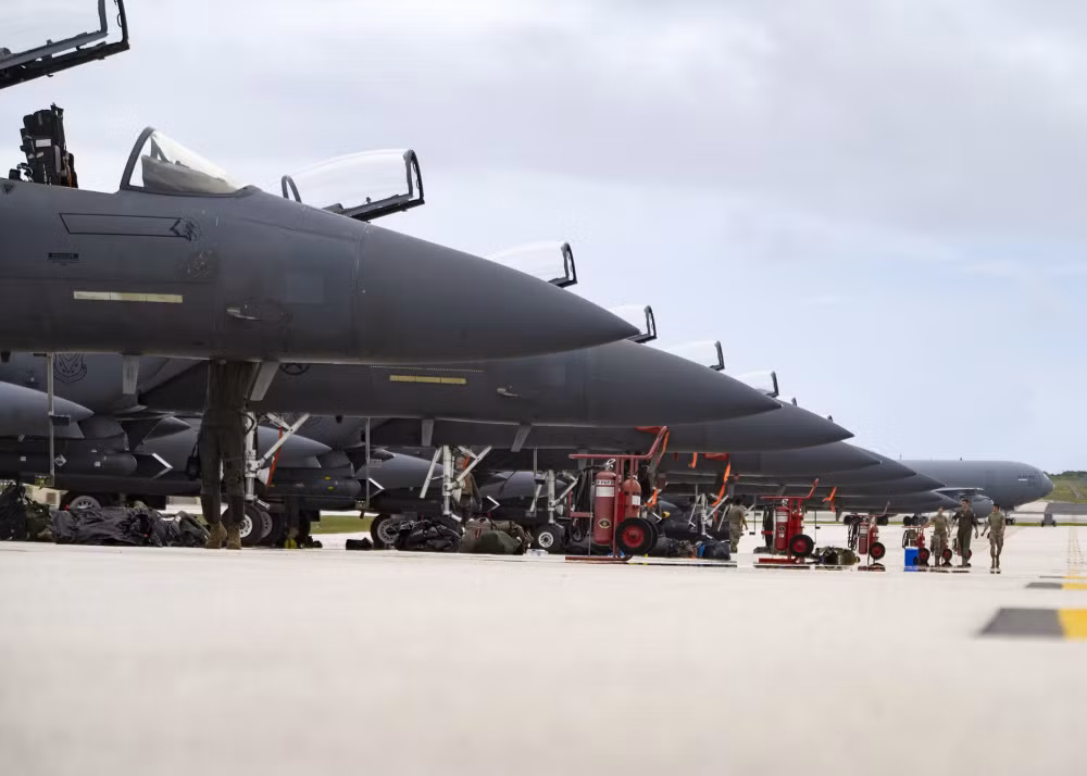 Ngoài hàng chục máy bay chiến đấu F-22, còn có 10 máy bay chiến đấu F-15E và 2 máy bay vận tải C-130J cũng sẽ tham gia cuộc tập trận. Trọng tâm của cuộc tập trận là đánh chặn tên lửa đạn đạo, hành trình và thực hành khoa mục "Sơ tán nhanh (ACE)".
