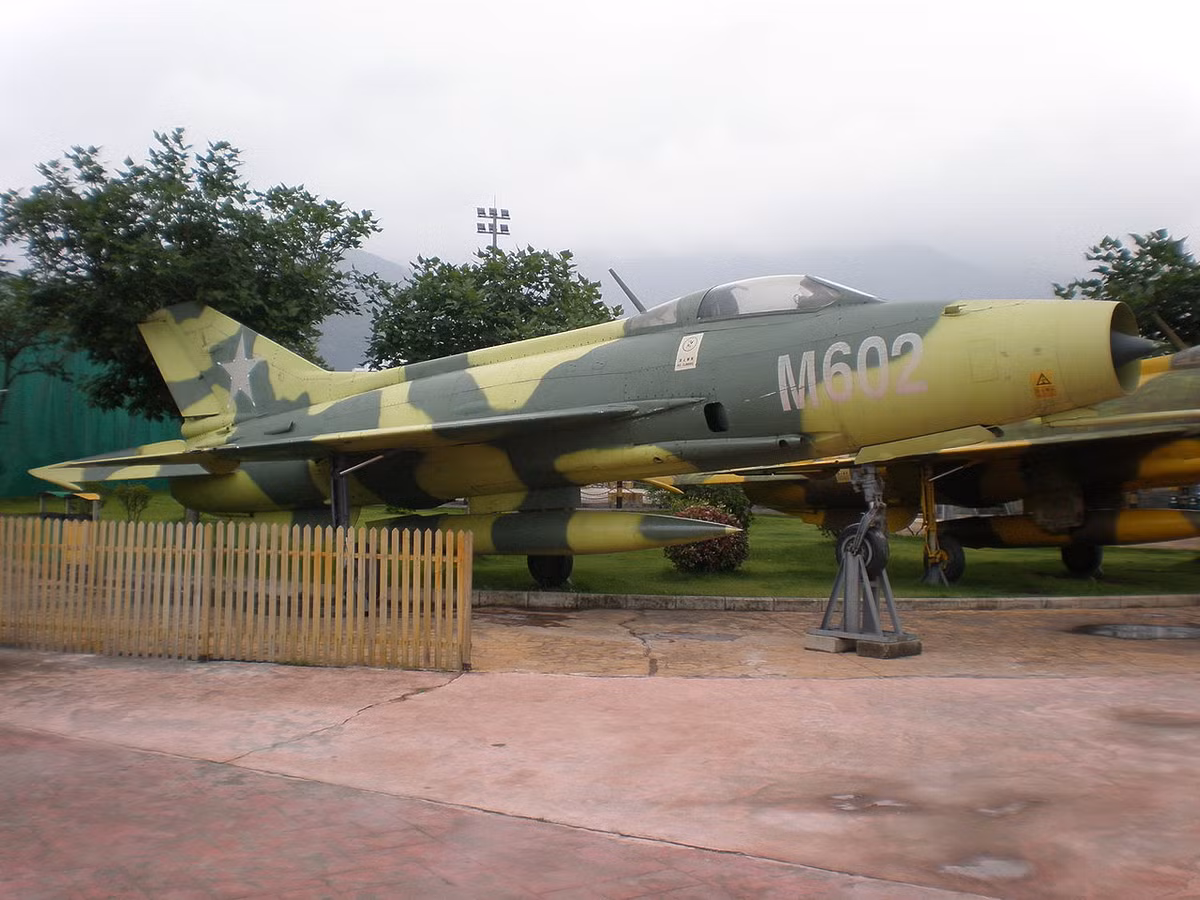 Một số lượng đáng kể các đơn vị J-7 đã được cho nghỉ hưu trong những năm gần đây, chuyển sang tiêm kích J-10 hoặc thậm chí chuyển trực tiếp sang máy bay chiến đấu cao cấp hơn và nặng hơn nhiều như chiến đấu cơ J-16, có kích thước lớn gấp ba lần.