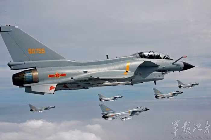 Trong khi J-10 ngày nay đang được sản xuất cho Không quân Trung Quốc, như một máy bay chiến đấu một động cơ hạng nhẹ, thì J-7G có thể được phân loại là máy bay chiến đấu hạng “siêu nhẹ”, là loại máy bay mà PLA không sử dụng trong các nhiệm vụ chiến đấu.