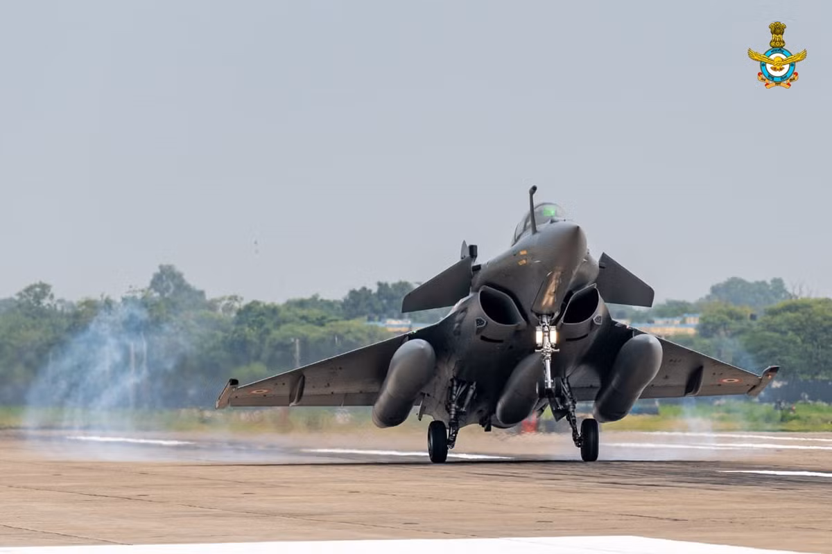Chiến đấu cơ Rafale lần đầu tiên bay thử vào năm 1986, và thậm chí nó còn kém xa so với các thiết kế mới nhất của Mỹ và Liên Xô khi đó; thực tế, Rafale đã là một thiết kế tương đối cũ, với sức chứa hạn chế, để có thể tiến hành các nâng cấp sâu.