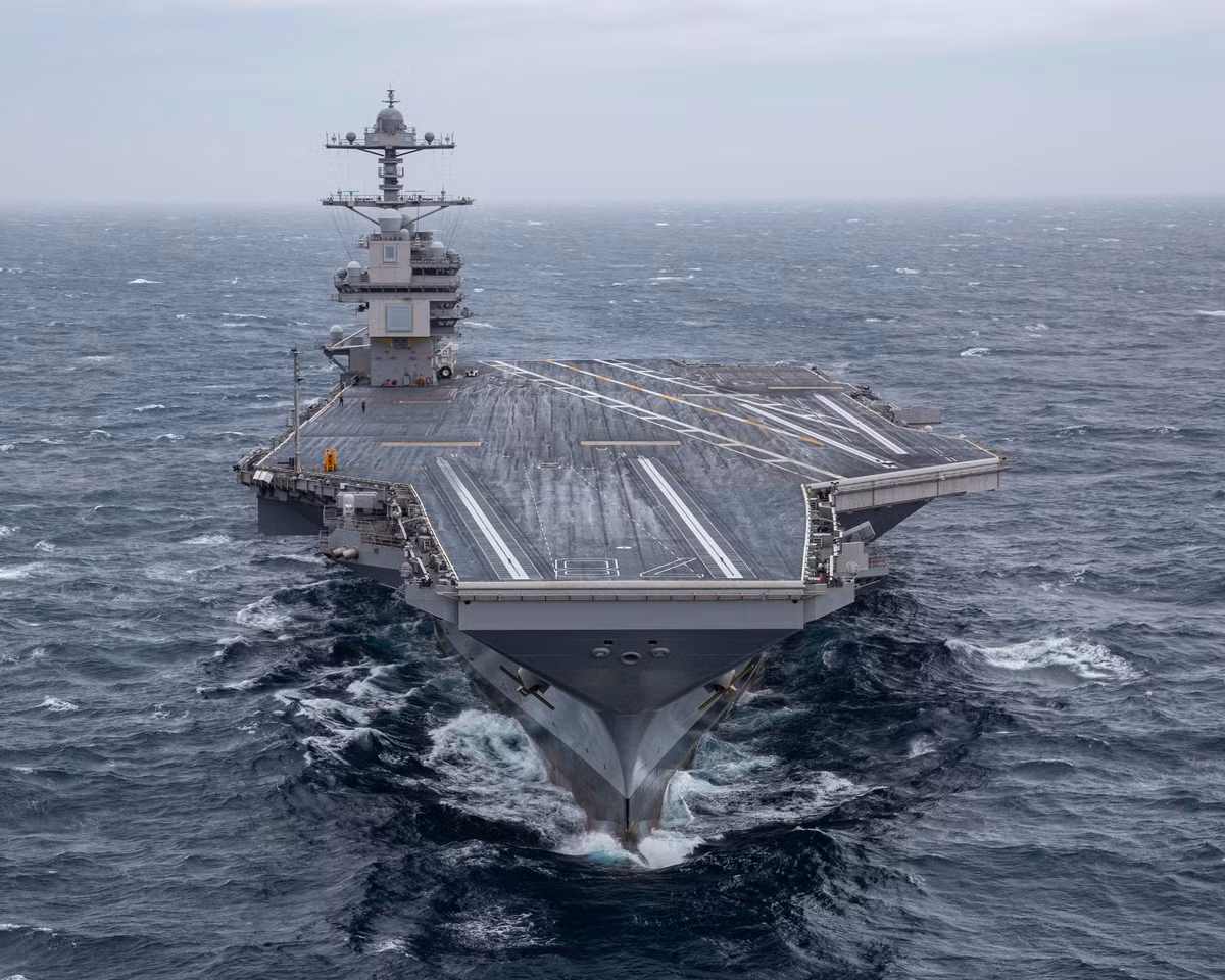 Tàu sân bay lớp Ford mới, là sự kế thừa của lớp Nimitz, giúp tăng số lượng máy bay có thể được xuất kích mỗi ngày lên một phần ba, với số lượt lên 270 lần xuất kích. Mỗi máy bay cường kích chiến đấu có thể mang theo nhiều loại vũ khí dẫn đường chính xác, sở hữu hiệu quả chiến đấu vô song.