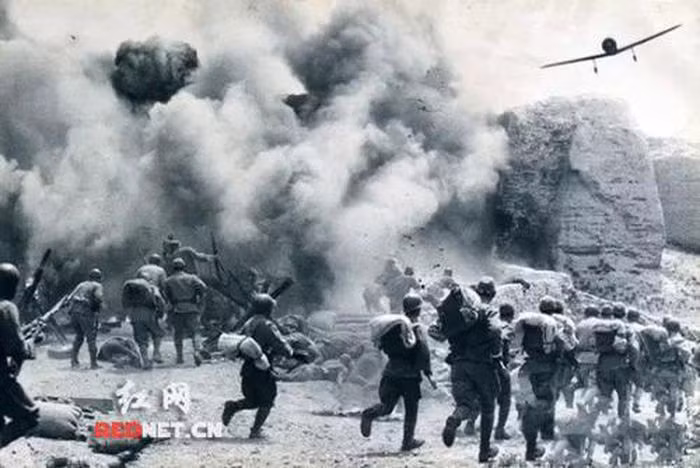 Và bốn năm sau (năm 1937), khi Nhật Bản bắt đầu lại cuộc chiến lần thứ hai, quân Nhật đã lấy cớ là một binh sĩ của họ mất tích, để mở cuộc tấn công với lực lượng lớn nhằm vào Trung Quốc tại cầu Marco Polo (khu vực biên giới giữa Trung Quốc và Nhật Bản lúc bấy giờ). Bắc Kinh đã thất thủ chỉ sau hai tuần, tiếp theo là Thượng Hải và thủ đô Nam Kinh của Quốc dân đảng sau bốn tháng.