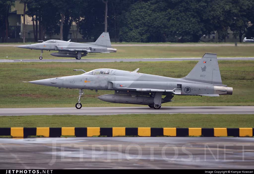 F-5E của Singapore có thể sử dụng tên lửa không đối không tầm xa AIM-120; đồng thời được trang bị hệ thống tác chiến điện tử hiện đại và radar mạnh hơn, khiến nó trở thành mối đe dọa tiềm tàng, ngay cả đối với các máy bay chiến đấu hiện đại hơn.