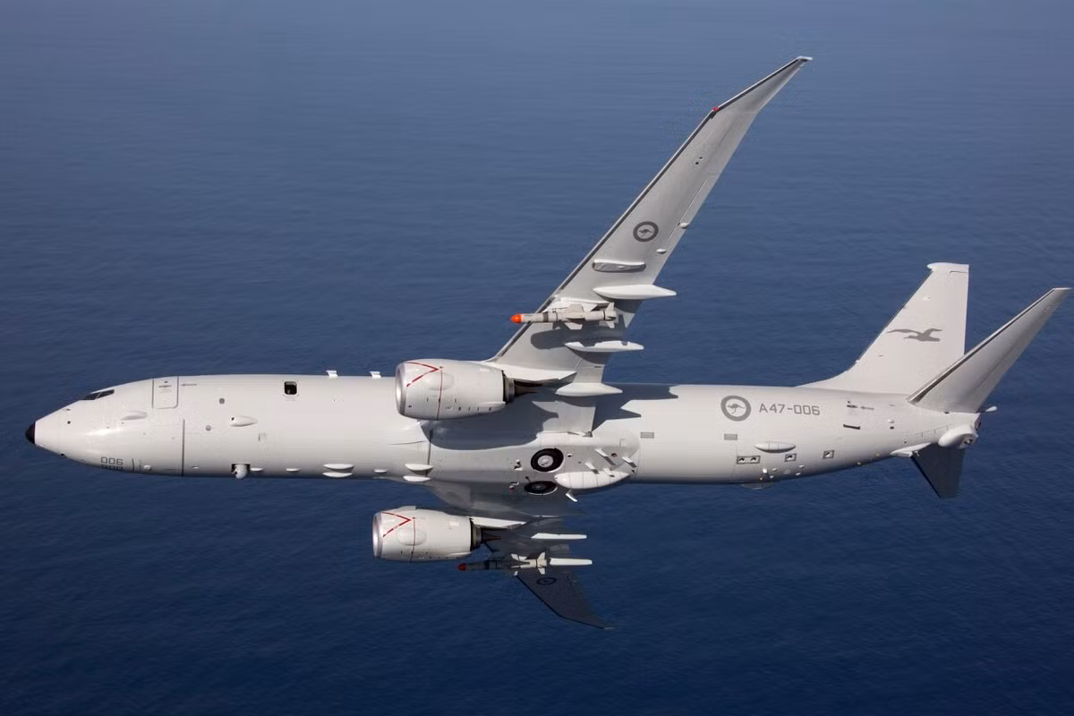 Được trang bị ngư lôi và các bộ cảm biến tiên tiến, máy bay P-8 Poseidon có khả năng nhận được tín hiệu, dữ liệu cùng hình ảnh thu thập được từ camera của MQ-4C Triton truyền về. Quân đội Australia cũng đang sở hữu máy bay P-8 Poseidon.