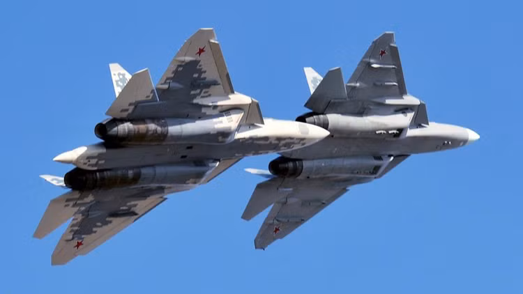 Su-57 là chiến đấu cơ tàng hình đa nhiệm vụ, tự động hóa và công nghệ trí tuệ nhân tạo để nâng cao đáng kể năng lực của Không quân Nga, và cuối cùng sẽ thay thế các máy bay chiến đấu thế hệ thứ tư như MiG-29 và Su-27, hiện đang được biên chế quân đội Nga.