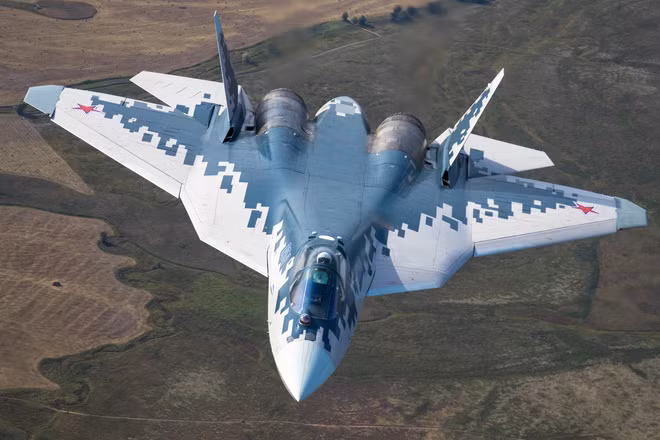 Mặc dù khả năng hoạt động của Su-57 rất tốt, nhưng quá trình phát triển của loại máy bay này không hề suôn sẻ. Vào tháng 12/2019, chiếc máy bay chiến đấu Su-57 sản xuất loạt đầu tiên, đã bị rơi trong quá trình thử nghiệm ở vùng Viễn Đông của Nga; sau đó phải dừng hoàn toàn chương trình để kiểm tra.