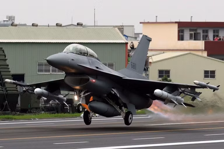 Hiện nay F-16V là phiên bản duy nhất còn đang được sản xuất, nhưng khách hàng nước ngoài rất ít quan tâm đến nó. Bahrain và Slovakia đã mua lần lượt 16 và 14 chiếc; và giờ chỉ còn Đài Loan là khách hàng duy nhất của phiên bản này F-16V. Ảnh: Máy bay chiến đấu F-16V – Nguồn: Lockheed Martin