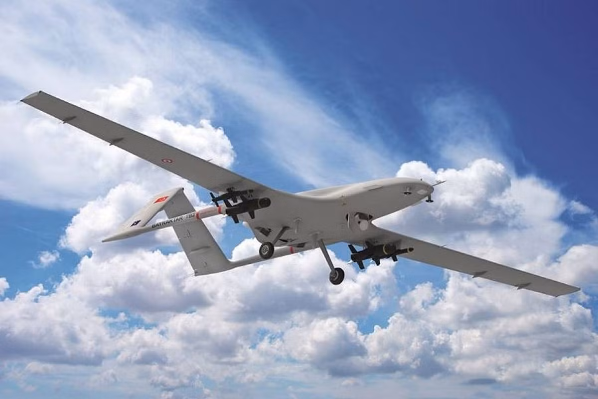 Một số trang web giám sát hàng không, cũng đã công bố bản đồ đường bay của UAV TB2 do Ukraine sử dụng. Theo thông tin, chiếc UAV TB2 đã cất cánh từ Căn cứ Không quân Kulibakino ở vùng Nikolayev của Ukraine và bay qua miền nam Ukraine, đầu tiên là tiếp cận Crimea, sau đó bay đến Donbass.