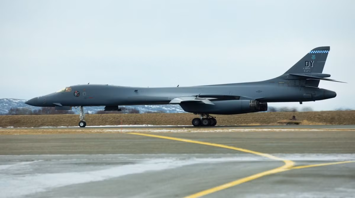 Vào tháng 8 năm ngoái, 4 chiếc oanh tạc cơ B-52 đã được triển khai tới Vương quốc Anh để thực hiện các nhiệm vụ nhằm kiểm tra khả năng phòng thủ của Nga ở khu vực Baltic và Biển Đen. Vài tháng sau, bốn máy bay ném bom chiến lược siêu âm B-1B cũng được triển khai tới Na Uy.