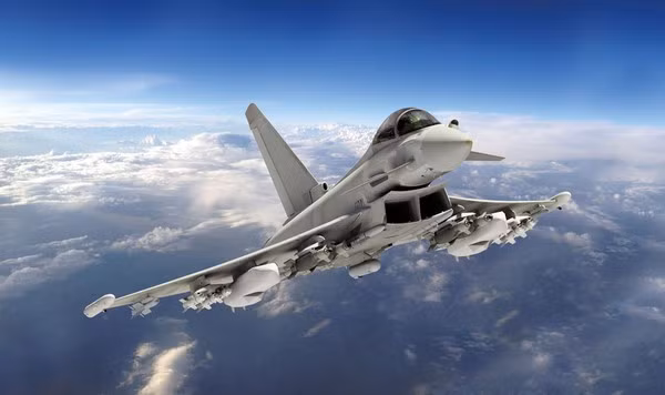 Còn Eurofighter Typhoon bay thử lần đầu tiên vào tháng 3/1994, bắt đầu đến tay khách hàng chỉ vào năm 2004. Trong suốt 10 năm thử nghiệm, chỉ có một vụ tai nạn xảy ra, nhưng đã làm phi công thiệt mạng. Nguyên nhân là do lỗi hệ thống ghế phóng, nhưng đã sớm được loại bỏ.