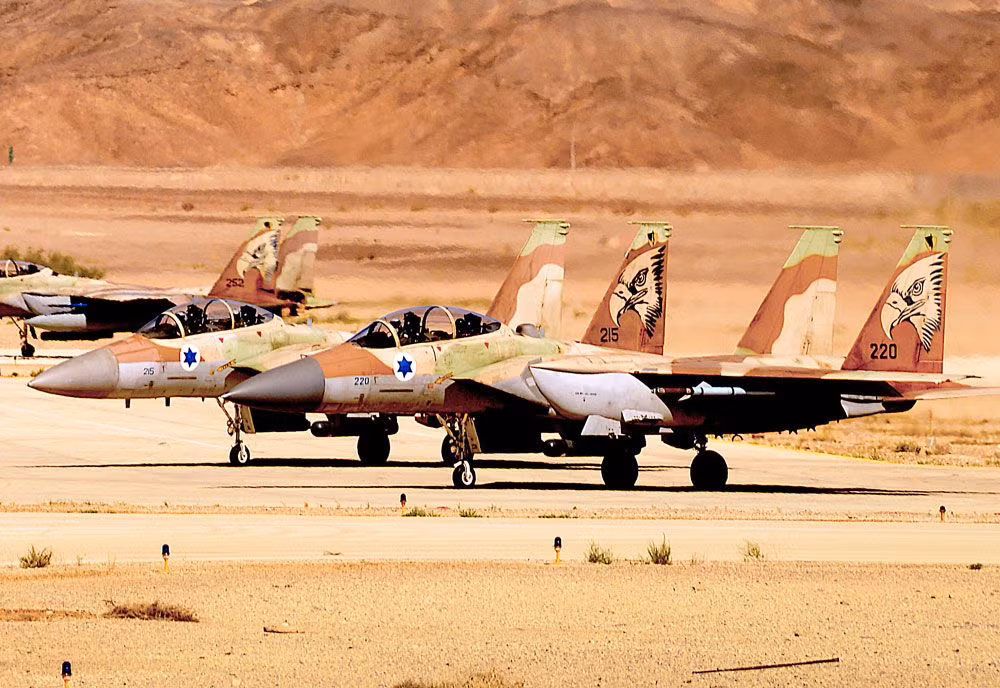 Israel là một đồng minh đặc biệt của Mỹ, và việc Israel hợp tác với quân đội Mỹ để hành động là điều hết sức tự nhiên. Phía Israel cho rằng, kế hoạch trả đũa vụ sát hại nhà khoa học của Iran, có thể sớm được thực hiện và Israel phải triển khai bố trí quân sự nhằm đề phòng. Ảnh: Máy bay chiến đấu hạng nặng F-15I của Israel - Nguồn: Wikipedia.