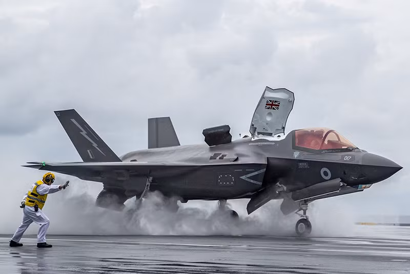 Ban đầu, thông tin về việc chiếc tiêm kích F-35B "tự bắn vào mình" trong một chuyến bay đêm, tại bãi thử Yuma, không nhận được nhiều sự quan tâm của dư luận. Nhưng sau khi thông tin được đăng tải trên trang Military.com của Lầu Năm Góc, báo chí quốc tế đã đưa ra lời châm biếm về loại chiến đấu cơ hiện đại nhất này của Mỹ.