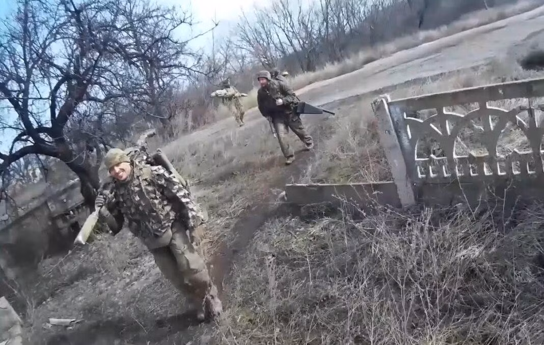Ngoài ra, trước đó vào tháng 6 năm 2020, quân đội Ukraine đã công bố đoạn video cho thấy những gì họ tuyên bố là một đội bắn tỉa của Cơ quan An ninh Liên bang (FSB) của Nga đang hoạt động ở miền đông Ukraine.
