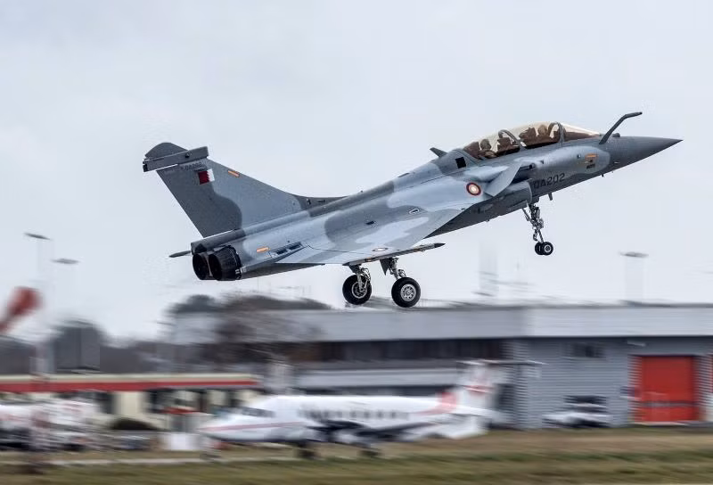 Sự linh hoạt của Rafale được hỗ trợ bởi sự kết hợp đa cảm biến-dữ liệu, khiến nó có khả năng ngăn chặn hiệu quả, để chống lại các mối đe dọa truyền thống và phi đối xứng. Tính đến năm 2020, Qatar đã nhận được 15 chiếc Rafale. Phi đội đầu tiên của họ đóng tại Căn cứ Không quân Tamim ở Dukhan.