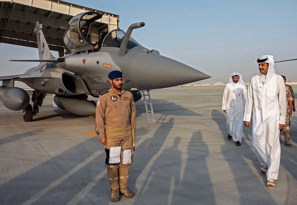 Chiến đấu cơ Rafale là loại máy bay chiến đấu đa nhiệm vụ, hai động cơ; được thiết kế cho Không quân và Hải quân Pháp. Rafale có thể thực hiện nhiều nhiệm vụ tầm gần và tầm xa, bao gồm tấn công mặt đất và trên biển, trinh sát, tấn công chính xác cũng như răn đe hạt nhân. Rafales đã được thử nghiệm trên chiến trường như Afghanistan, Mali, Libya, Syria và Iraq.