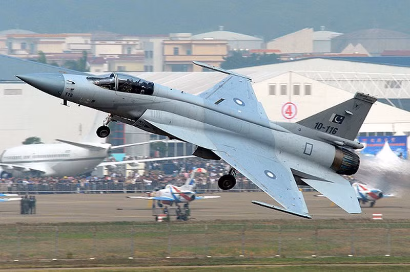 Còn trên lĩnh vực xuất khẩu, Pakistan từng được đem JF-17 đến Triển lãm Hàng không Paris năm 2019, nhưng màn trình diễn của JF-17 rất "mờ nhạt", đặc biệt là khi bay ở tốc độ thấp. Do đó, màn trình diễn của JF-17 không mấy thu hút được khách hàng quan tâm.