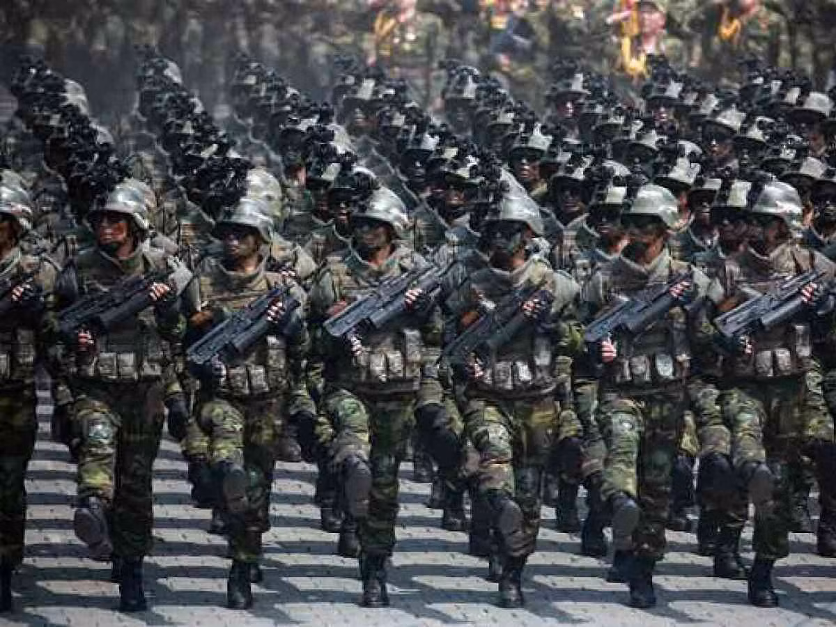 Triều Tiên có ba lữ đoàn là đặc nhiệm đường không (38/48/58); nhiệm vụ của các lữ đoàn này giống với Sư đoàn dù 82, tiến hành các hoạt động chiến lược bao gồm các đợt đổ bộ đường không, chiếm giữ các địa hình và cơ sở hạ tầng quan trọng như các sân bay, các tòa nhà chính phủ Hàn Quốc, các tuyến đường quan trọng…