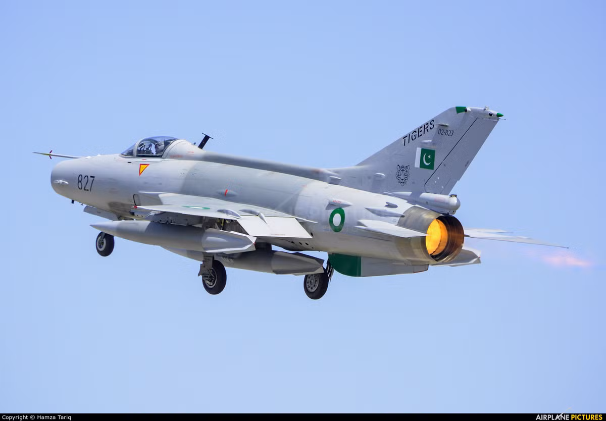 McCoy cũng đánh giá MiG-21 có nhiều ưu điểm hơn chiếc máy bay huấn luyện phản lực Northrop T-38 Talon (phiên bản xuất khẩu là chiếc F-5E), khi nó “nhanh nhẹn một cách đáng ngạc nhiên”, trong các trận không chiến mô phỏng, với máy bay chiến đấu Mỹ.