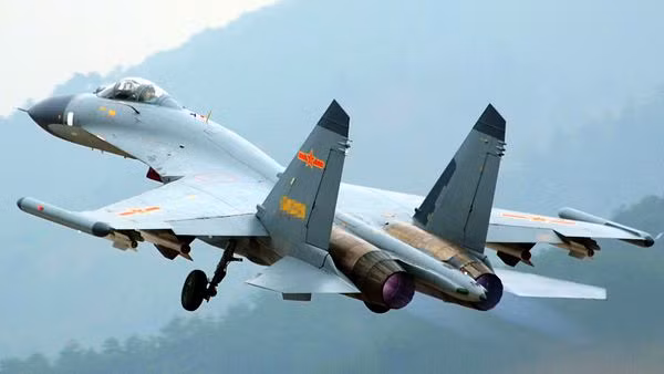 Trung Quốc đã nhanh chóng sao chép Su-27 để tạo ra loại máy bay chiến đấu riêng của nước này là J-11 và nhìn chung tương tự như Su-27 trong Không quân Nga. Sau đó Trung Quốc bắt đầu chương trình phát triển loại máy bay chiến đấu hạng nặng có khả năng hơn và cho ra đời J-11B.