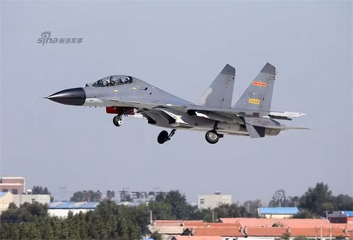 Các hệ thống tác chiến điện tử và cảm biến mới cũng được tích hợp, bao gồm cả radar doppler xung Kiểu 1493 do Trung Quốc thiết kế và hệ thống IRST mạnh hơn đáng kể so với radar N001E vốn đã đáng gờm của Liên Xô. Theo báo cáo, radar mới có thể phát hiện máy bay chiến đấu hạng trung ở cự ly khoảng 150-170km và tàu chiến mặt nước ở khoảng 350km.