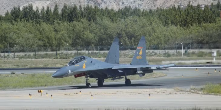 Mười năm sau khi những chiếc Su-27 đầu tiên được chuyển giao, bản mô phỏng đầu tiên của J-11B đã được tiết lộ vào năm 2002 bởi tập đoàn máy bay Thẩm Dương. Chiến đấu cơ J-11B bắt đầu được sản xuất hàng loạt vào khoảng giữa thập kỷ và có nhiều cải tiến đáng kể so với thiết kế Su-27 ban đầu.