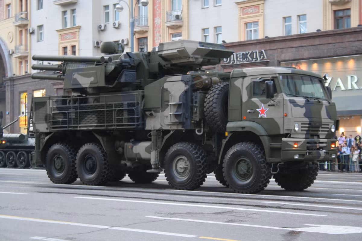 Một tổ hợp Pantsir-S1 bao gồm 2 khẩu pháo cao tốc tự động 30mm đặt song song, cùng với đó là 12 tên lửa đất đối không 57E6. Ngoài ra, tổ hợp còn được tích hợp luôn hệ thống radar phát hiện mục tiêu lên cùng một khung gầm.