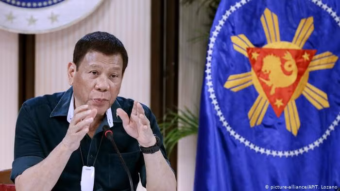 Trước đó vào năm 2018, Tổng thống Philippines Duterte coi ý tưởng mua máy bay chiến đấu là “vô ích”. Tuy nhiên vào tháng 12/2019, Bộ trưởng Quốc phòng Philippines Delphine Lorenzana đã thông báo, F-16 là một trong hai loại máy bay chiến đấu, đang được Philippines xem xét để mua tiềm năng.