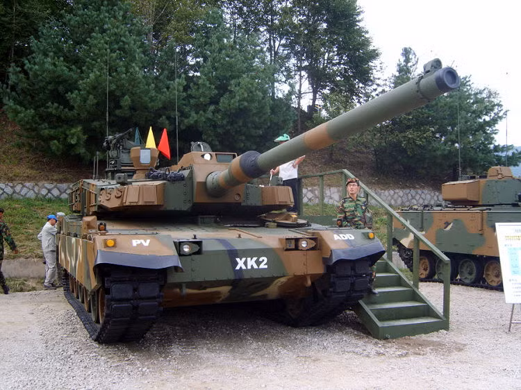  Xe tăng chiến đấu chủ lực (MBT) K2 Black Panther là loại xe tăng hoàn toàn mới, được phát triển và sản xuất tại Hàn Quốc. K2 được đưa vào sản xuất năm 2009 và theo kế hoạch ban đầu có khoảng 680 chiếc K2 được lên kế hoạch chế tạo cho quân đội Hàn Quốc, nhưng hiện tại số lượng đã giảm xuống còn 390 chiếc.