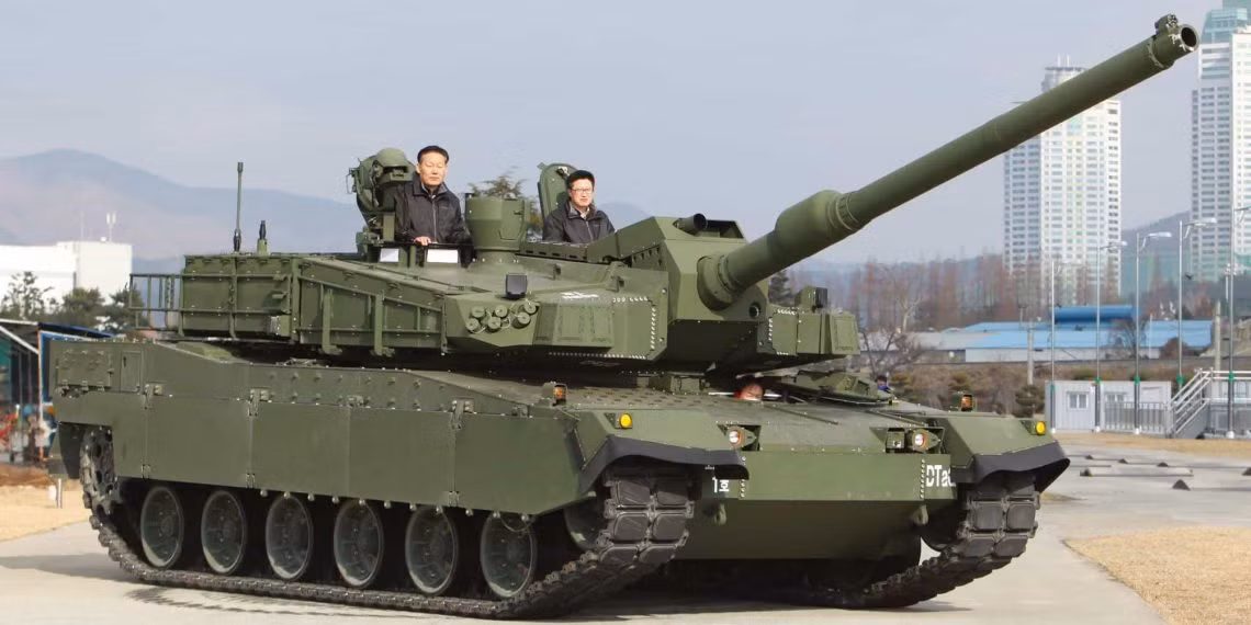 Cũng nhờ hệ thống treo, xe tăng chủ lực K2 có thể dốc về phía trước và phía sau. Điều này giúp pháo chính của xe tăng có góc bắn đối với những mục tiêu có góc tà âm và tà dương ở rất cao, mà các dòng xe tăng khác không thể bắn được; ví dụ các mục tiêu ở trên đỉnh núi cao, hoặc dưới vực sâu.