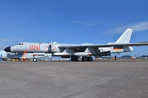 Máy bay H-6 ban đầu được giao nhiệm vụ ném bom hạt nhân, nhưng với khả năng phòng không hiện nay, H-6 hoàn toàn không phù hợp. Thay vào đó, H-6 biến thành máy bay mang tên lửa hành trình. Hiện Trung Quốc đang phát triển mẫu máy bay ném bom chiến lược H-20, mặc dù có rất ít thông tin.