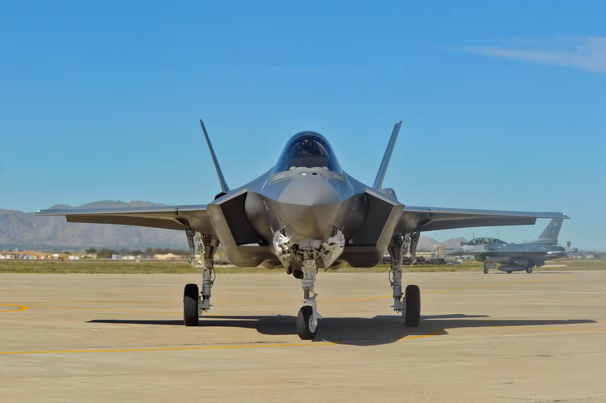 Liên quan đến cách UAE sử dụng máy bay chiến đấu F-35, Mỹ yêu cầu UAE đưa ra các đảm bảo, tiêm kích F-35 của UAE sẽ không bao giờ được đồn trú ở nước thứ ba, để tiến hành các chiến dịch viễn chinh và sẽ chỉ tạm thời rời khỏi lãnh thổ UAE, để tham gia các hoạt động quân sự với các nước đồng minh trong thời bình.