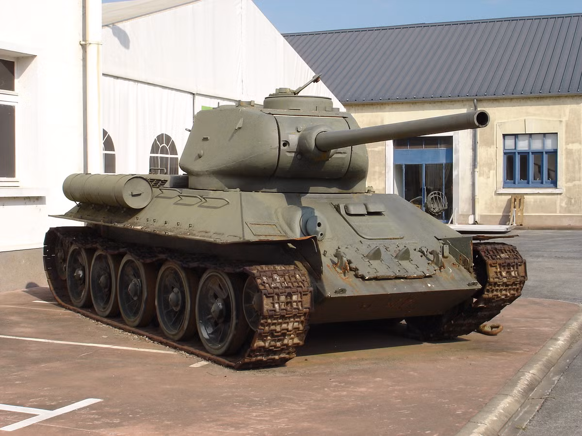 T-34 là thiết kế xe tăng chiến đấu hạng trung thành công nhất do Liên Xô chế tạo, với vỏ thép dày và hỏa lực mạnh mẽ (pháo 76mm và sau này là pháo 85mm). Ngay khi tham chiến, T-34 đã thể hiện được khả năng vượt trội. T-34 cũng là một trong những chiếc xe tăng được sản xuất nhiều nhất thế giới và được sử dụng đến tận những năm 1990.