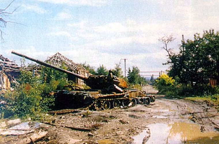 Tuy nhiên, trong cuộc chiến Chechnya lần thứ nhất, 200 xe tăng và xe thiết giáp các loại của quân đội Nga đã bị phá hủy ở thủ phủ Grozny, trong đó có nhiều xe tăng T-80. Do đó, dòng xe này không còn được sử dụng trong các cuộc chiến sau này và dần đi vào quên lãng. Nguồn: Topwar.