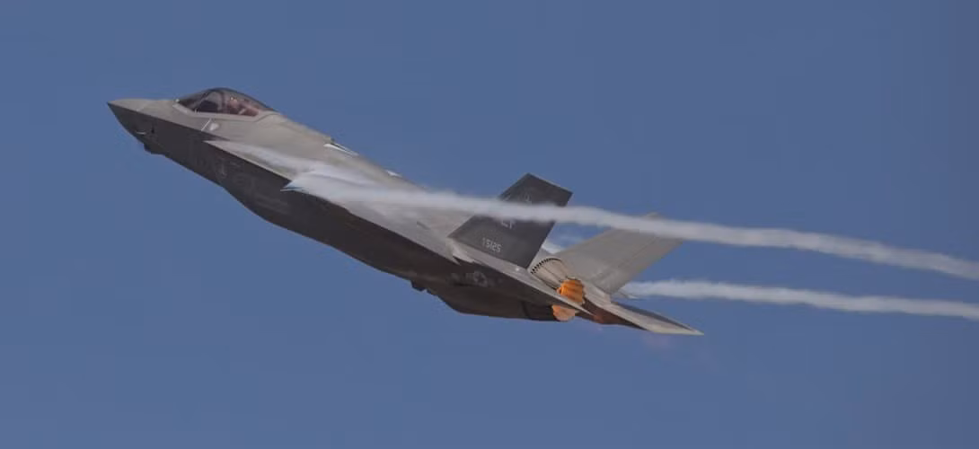 Tổ chức phi chính phủ GSoA cũng đưa ra dẫn chứng về F-35, hiện “có gần một tá lỗi nghiêm trọng, đến mức có thể dẫn đến việc rơi máy bay hoặc đe dọa tính mạng của phi công”.