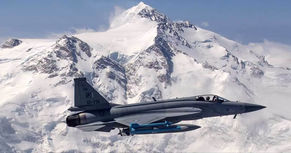 JF-17 được ca ngợi là máy bay chiến đấu tốt nhất của Không quân Pakistan, chỉ đứng sau tiêm kích F-16, nhưng độ tấn công chính xác kém và khả năng mang vũ khí hạn chế đã được chứng minh trên thực địa.
