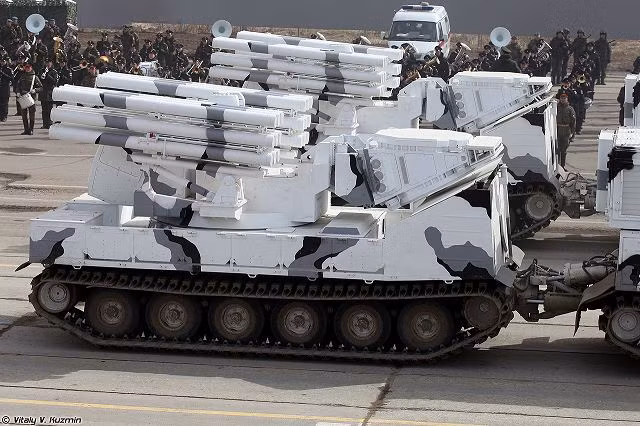 Khung gầm DT-30PM cung cấp cho Pantsir-SA khả năng cơ động tốt trên mọi địa hình. DT-30 có hiệu suất vượt trội trong điều kiện tuyết và đầm lầy. Động cơ diesel YaMZ V12 cung cấp 800 mã lực, giúp cho xe đạt tốc độ đường tối đa là 45 km/h.